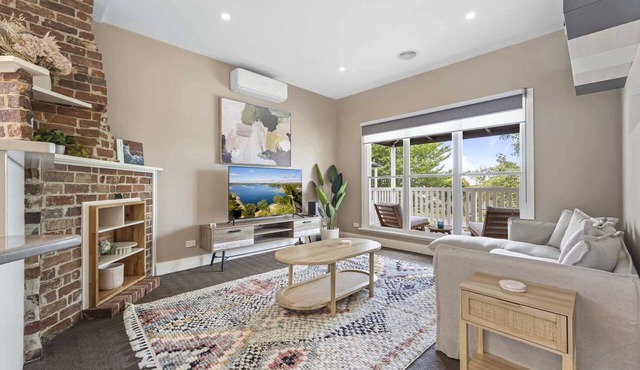 Lovely 3-Bed with Alfresco Dining in Prime Suburb