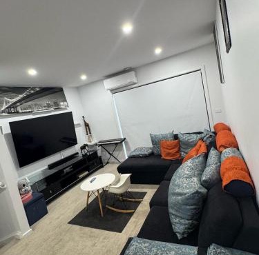 Lovely townhouse-3 bedroom 1 study in coombs