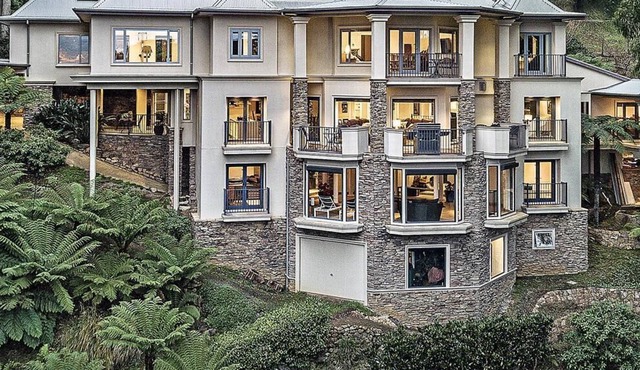 Luxe 4 Level Mansion - Stunning Views in Melbourne
