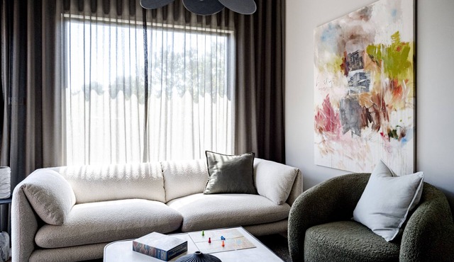 Luxe Inner South Home – Designer Comfort & Outdoor Living Near Canberra Sights