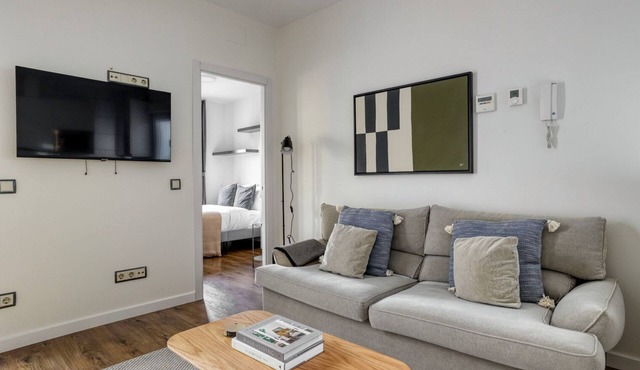 Luxe Pacífico 2BR w/Doorman, walk to Retiro Park, by Blueground in Madrid