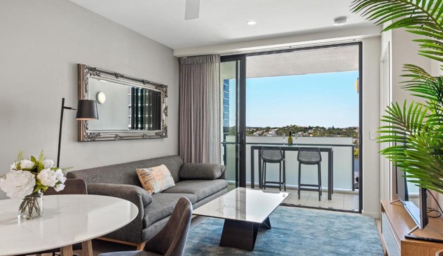 Luxe Portside Apt with River Views, Parking & Study