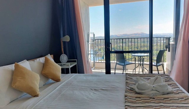Luxurious Apt with Serene Lake Views