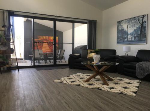 Luxury 2br home with King, 5 star private & close