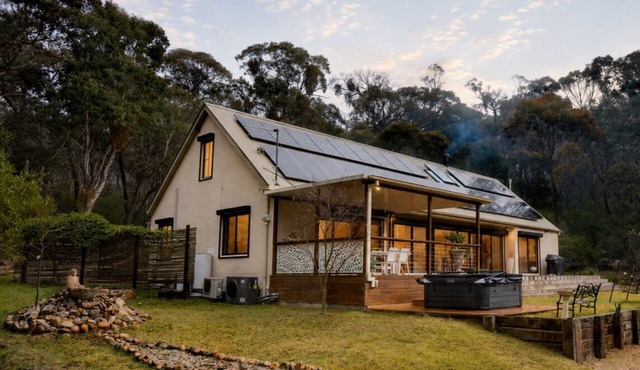 Luxury 4 Queen Bedroom Home with Spa, Sauna & Fireplace -Eagle's Nest Blackheath