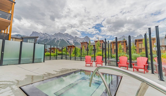 Luxury Corner Condo w/Mountain Views + Hot Tub in Canmore