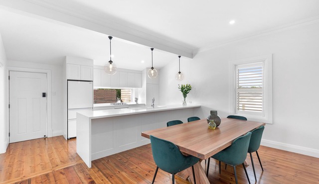 Luxury Cottage Accommodation - Restored/renovated 100 year old cottage