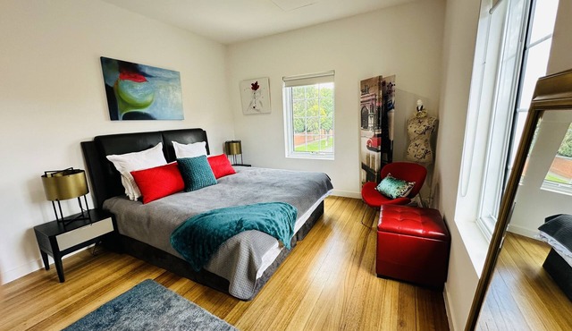 Luxury & Grandeur | Balcony Views| Prime Location, Parking, 15 mins to CBD!