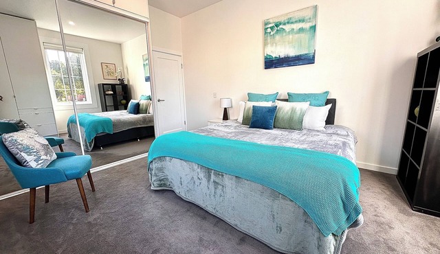 Luxury & Grandeur Hawthorn Apt| Prime Location, Parking !