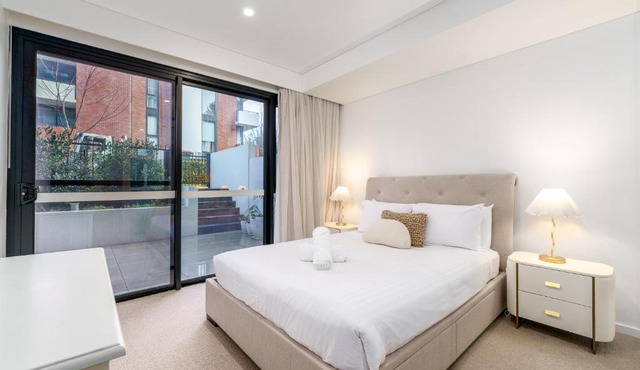 Luxury Griffith Retreat steps from Iconic Manuka - Hosted by Canstay