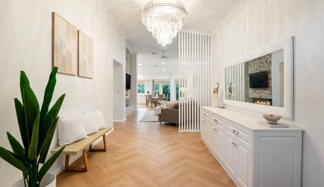 Luxury Oasis in Carindale - Relax, Unwind & Enjoy! Pool, Wifi, AC & Chef Kitchen