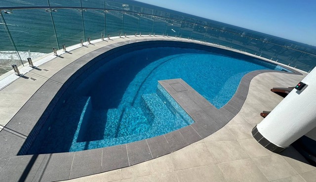 Luxury Pearl Main Beach Apartment | Walk to the Beach