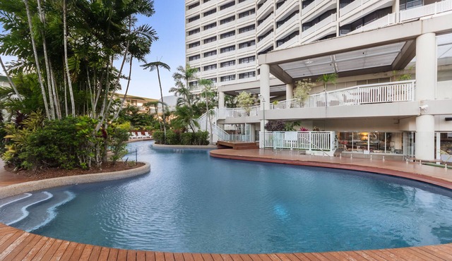 Luxury Pool Side Apartment in Beachfront Resort