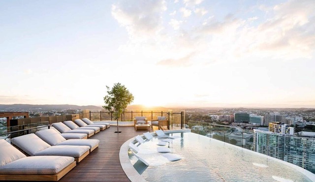 Luxury Sky Retreat | Rooftop Pool, Gym & Parking