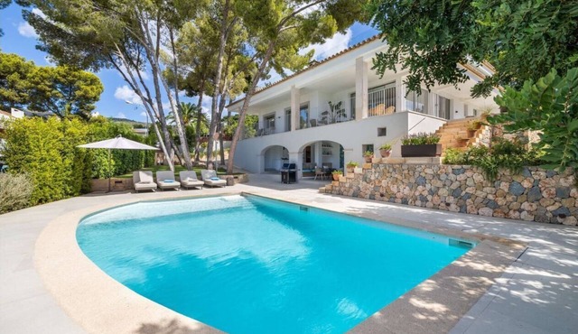 Luxury Villa. Heated pool. Sea & Mountain views