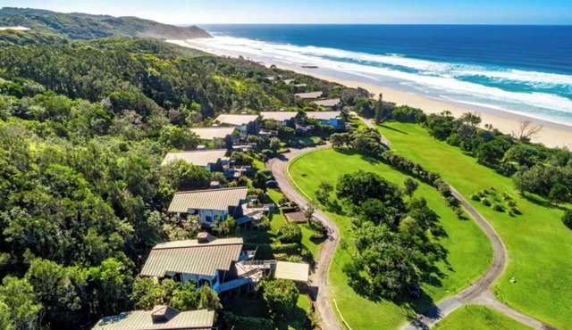Luxury Villas Seven Mile Beach House: Pool, Beach in Broken Head