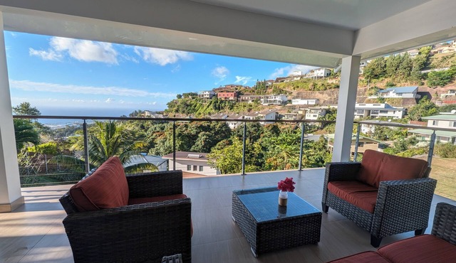 Manapiti on the hill, in luxury residence Pamatai Hills, close to airport