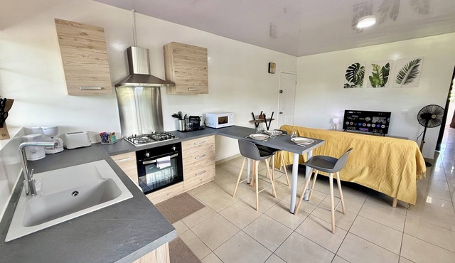 Manohiti apartment Easy Tahiti Stay: Fast Wi-Fi, Kitchen, Terrace & carpark