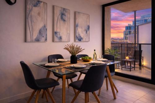 Marvel Stadium Views 2BR, Parking, Pool & Gym in Melbourne