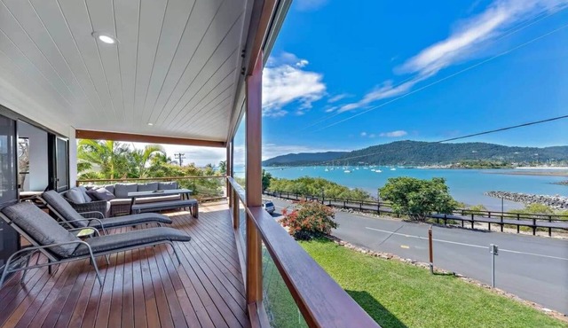 Mazlin House, Airlie Beach Waterfront Holiday Home *Fantastic Waterfront Pool!*