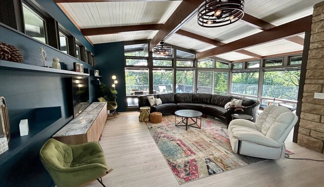 Midcentury Modern Getaway * Quiet Neighborhood in Dubuque