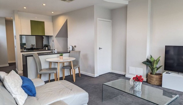Modern 1br split-level apartment
