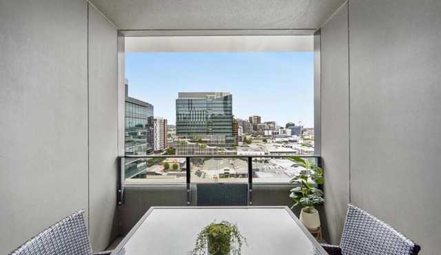Modern 2 Bedroom Apartment - Short stroll to James St