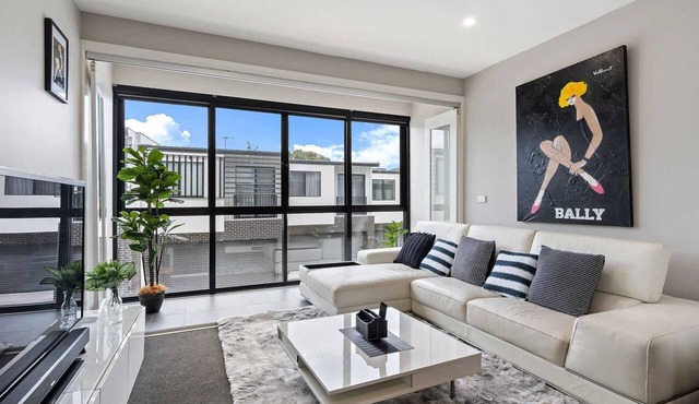 Modern 3-Bedroom Townhouse in Quiet Greenway