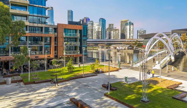 Modern 3BR Melbourne Waterfront Apartment with Resort Amenities in Docklands