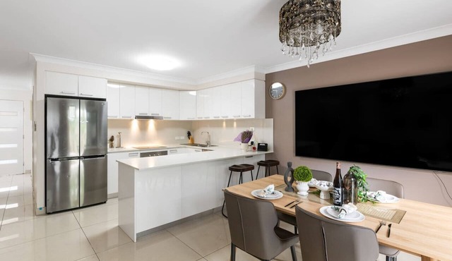 Modern 3BR Townhouse in Calamvale Near Parks&Shops