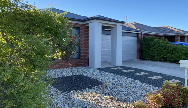 Modern 4-Bedroom Home, Near Playground, Lake & Nature Trails, Minutes to Bendigo