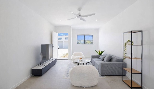Modern 4BR Townhouse Near Transport & Shops