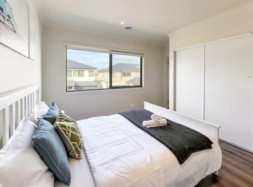 Modern Berwick Home with Fast WiFi Garage in Berwick