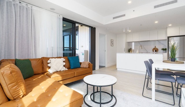 Modern City Apt with Pool, Gym and Lake Access