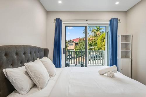 Modern Family Oasis Luxe with Balcony AC and Backyard)