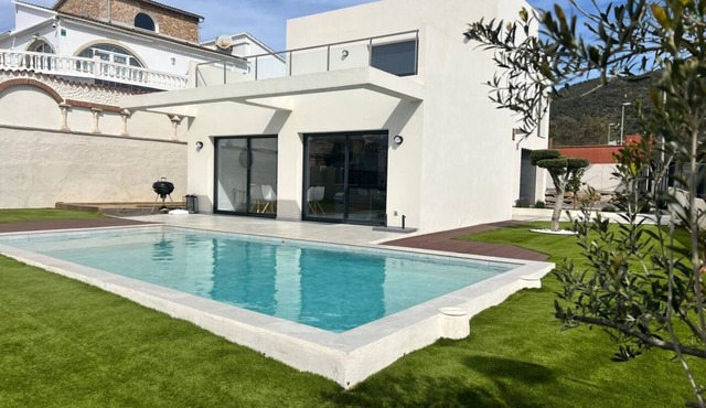 Modern house Mas Bosca, with swimming pool and garden AV 67 in ROSES