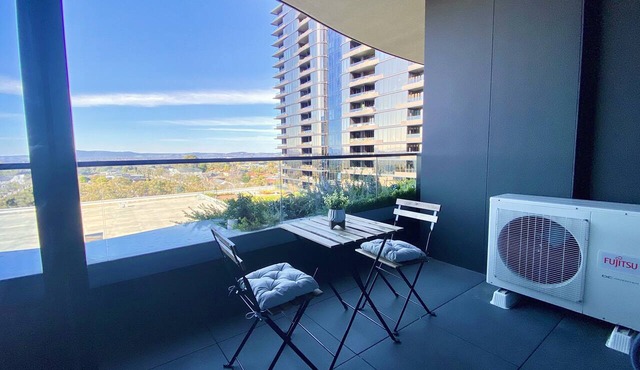 Modern Luxury 2 Bed, 2 Bath Apartment With Free Parking in Central Location