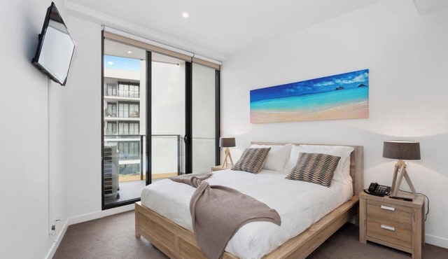 Modern Sandy Hill Resort Apartment with Pool & Parking