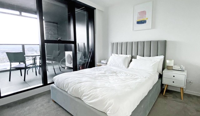 Modern Stylish 2 Bed, 2 Bath Apartment With Free Parking in Central Location
