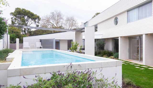 Moderna Mornington with Swimming Pool