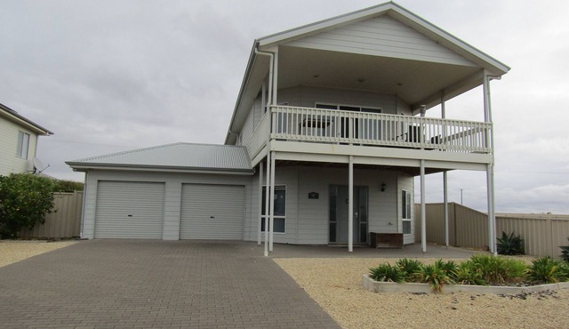 Moonlight Escape - Beautiful Holiday Home with sea views from balcony! in Stansbury