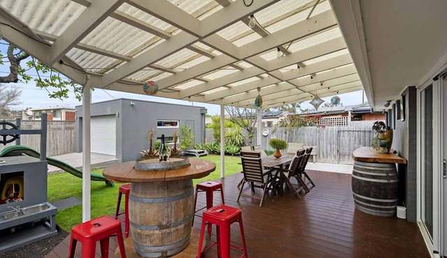Mordialloc Coastal Escape –Beach, Garden & Parking