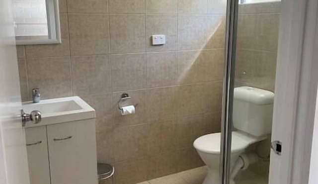 MOTEL 5 - Sleeps up to 5 - Queen bed, single bunk set, trundle bed
