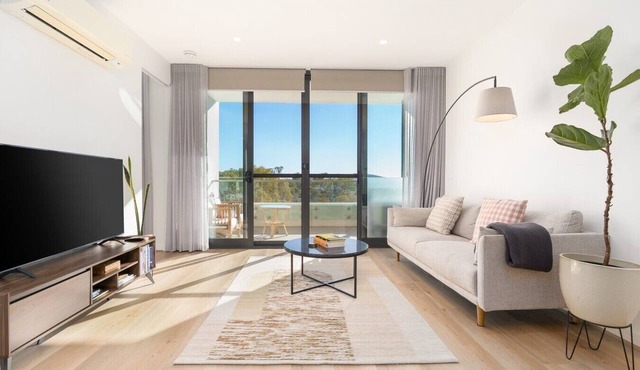 North-Facing Apartment with Telstra Tower Views