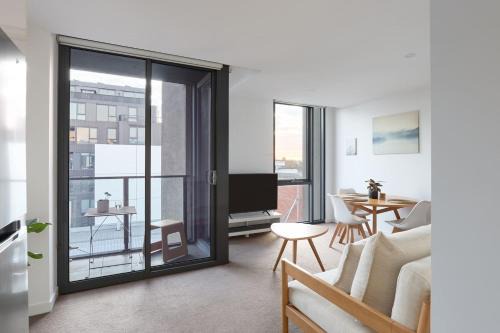 Northside Rendezvous - A Stylish Couples' Hideaway