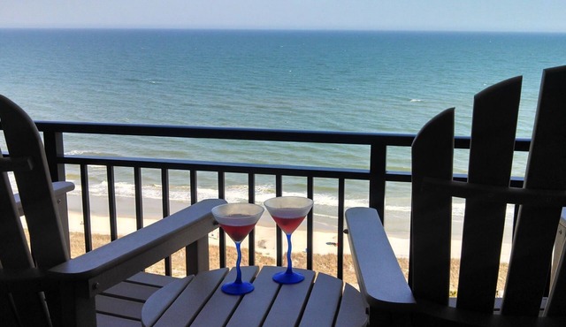 OCEAN FRONT SUNRISES. Summer escape for 2. King bed, spa shower, free parking in Myrtle Beach