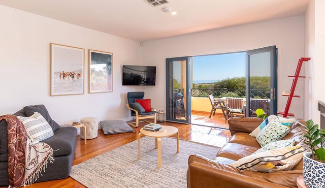 Ocean views and serenity in a relaxed beachside home!