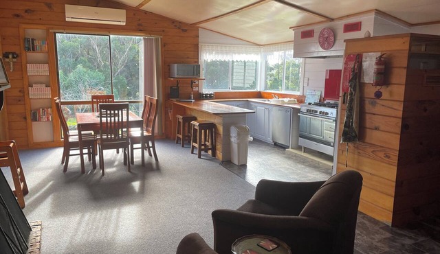 Old School Rocky Cape Farm Stay | Sleeps 10