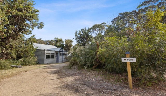 Omeo - Waterfront Retreat: Secluded lodges perfect for nature lovers in Forge Creek