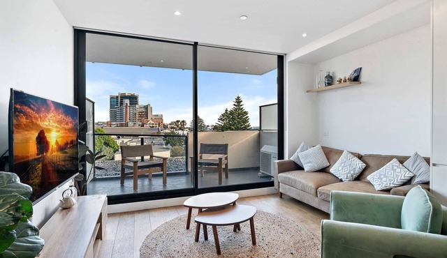 One-Bed Apartment Close to Cafés and Coast